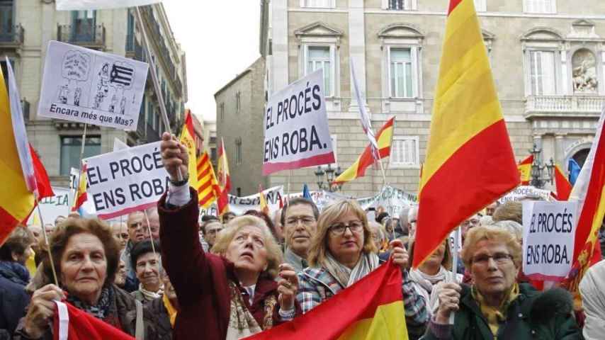 Miles de personas han expresado isconformidad con el programa independentista del gobierno catalán.
