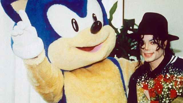 Sonic y Michaek Jakcson durante la visita del cantante a sega en los años 90.