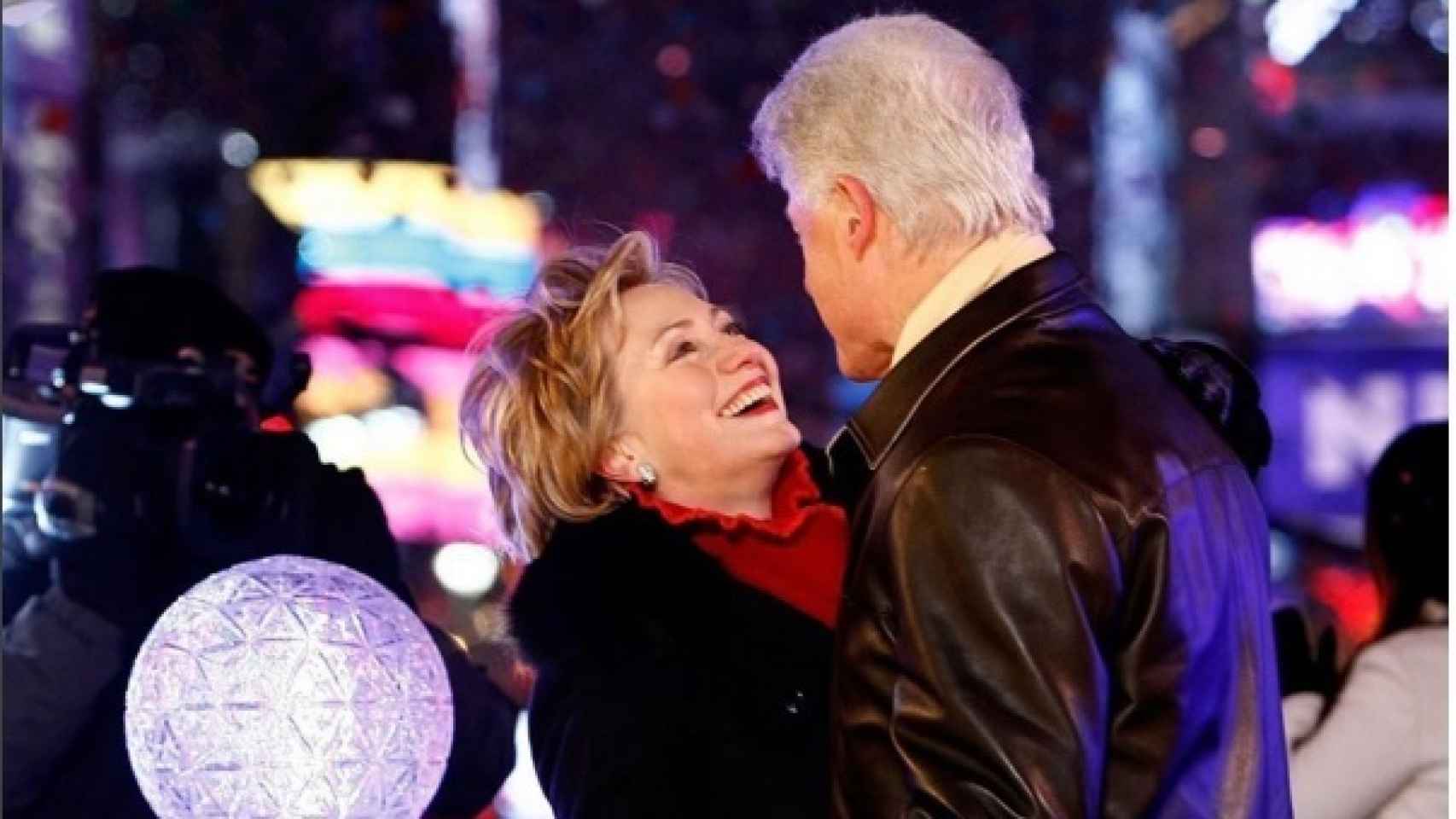 Hillary  y Bill celebraron el Año Nuevo en Times Square rodeados de periodistas