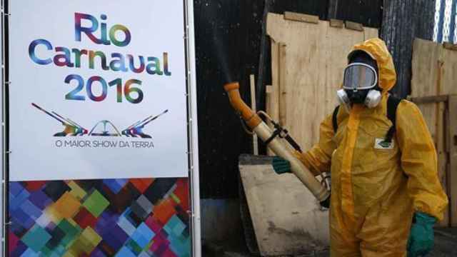 Agentes fumigan el Sambódromo de Río de Janeiro la semana pasada.