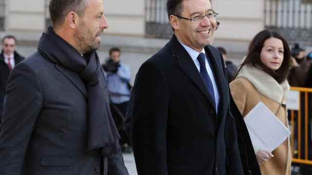 El presidente del FC Barcelona, Josep María Bartomeu (d.), y su antecesor, Sandro Rosell (iz.).