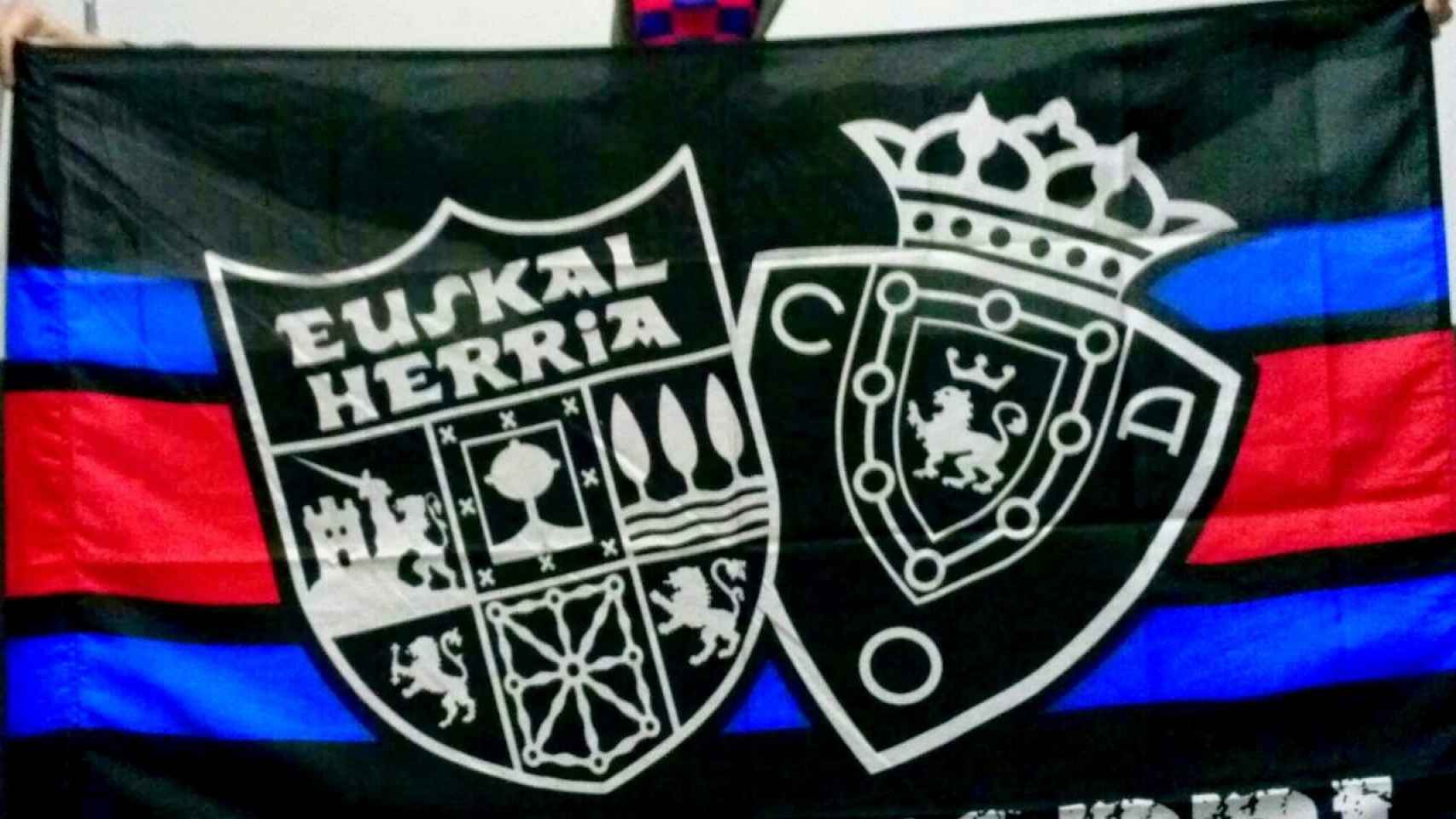 Bandera de Indar Gorri con escudo de Euskal Herria.