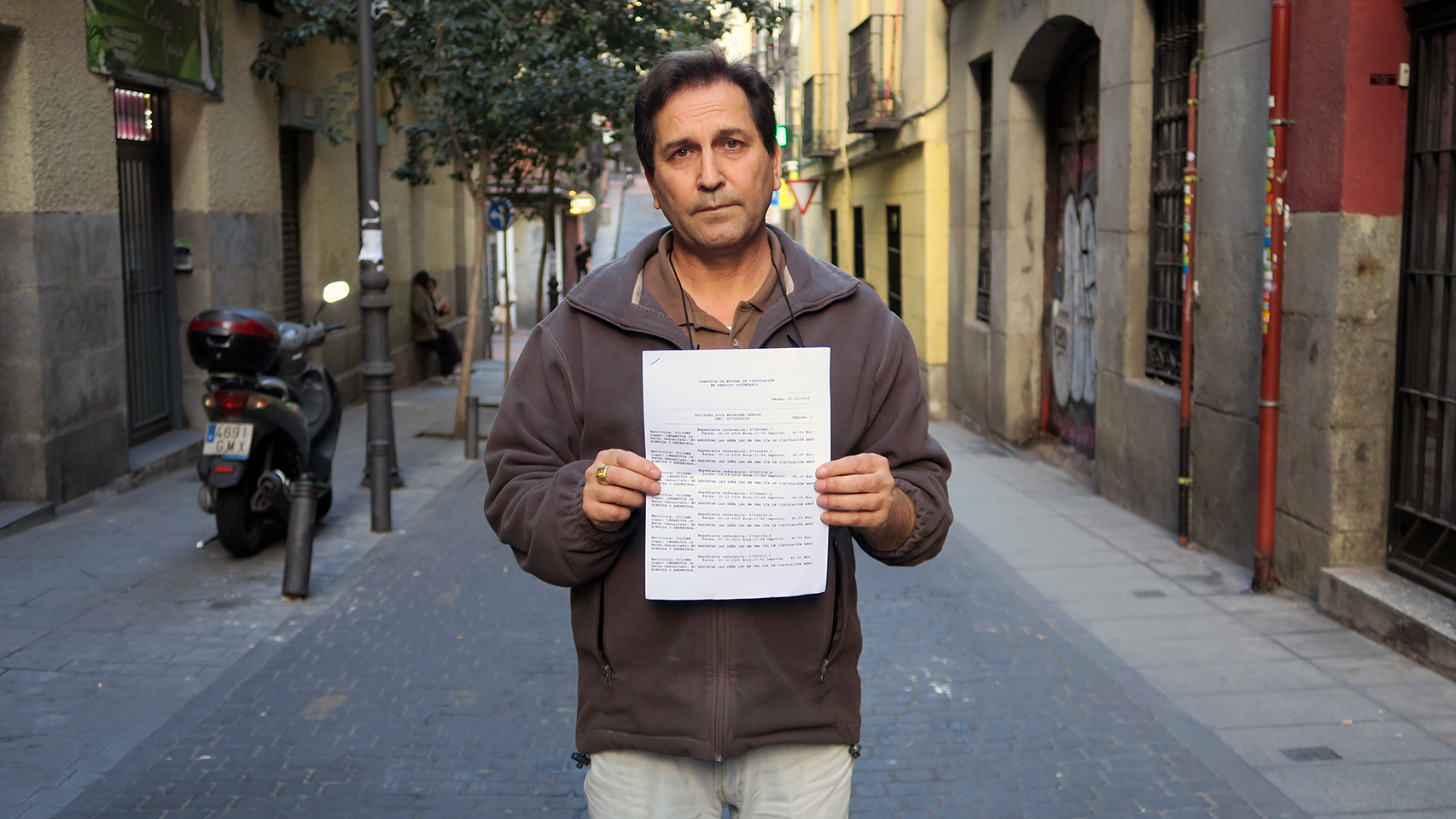 Luis Escalona muestra un listado de cuatro páginas con una veintena de multas