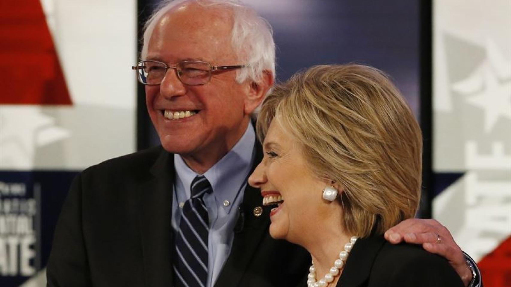 Bernie Sanders, junto a Hillary Clinton.