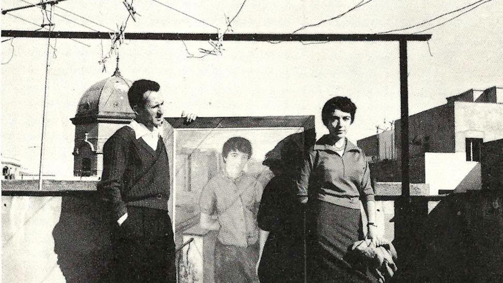 Amalia Avia y Lucio Muñoz en la famosa terraza, pintada por Antonio López.