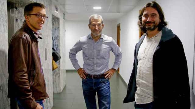 Íñigo Errejón, Rafa Mayoral y Julio Rodríguez en la sede de Podemos.