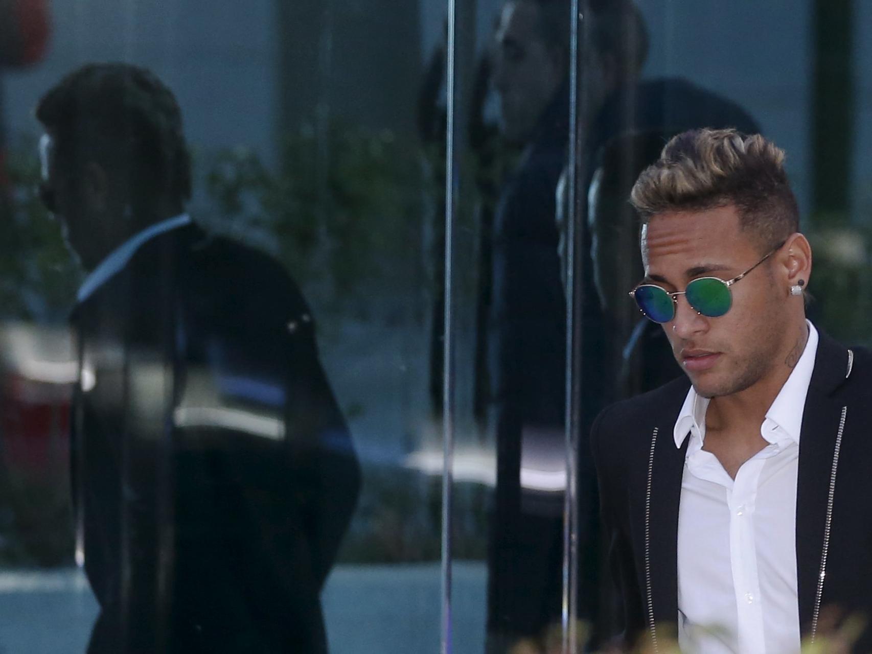 Neymar abandona la Audiencia Nacional.
