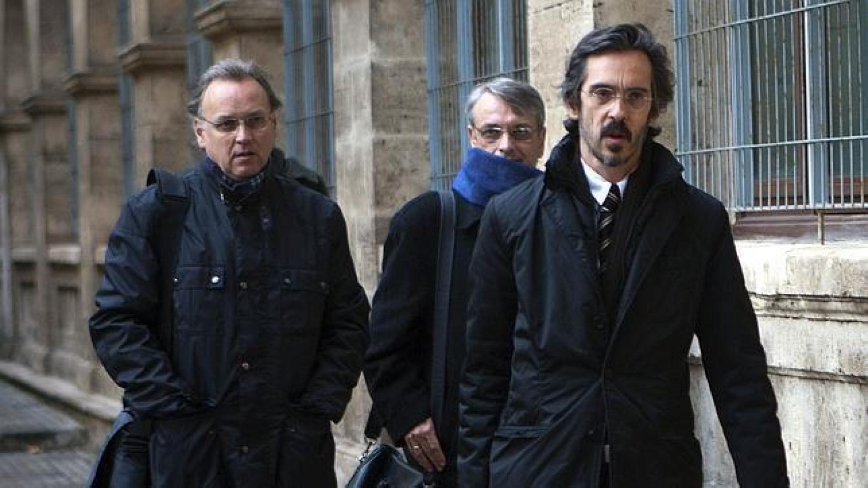 Miguel Tejeiro en el centro junto a su hermano Marco Antonio y su abogado entrando en los juzgados de Palma