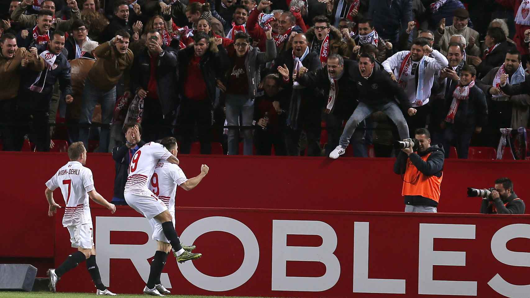 Los jugadores del Sevilla celebran el segundo tanto de Gameiro.