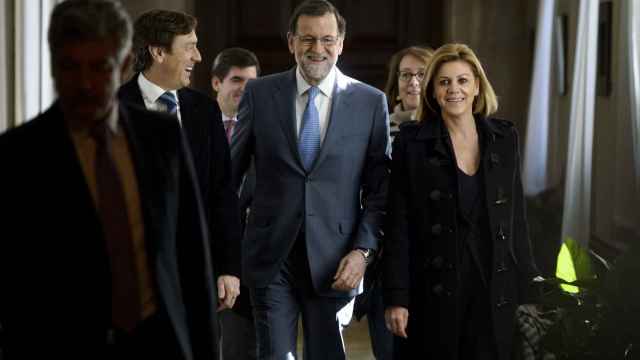 Rajoy junto con Rafael Hernando y María Dolores de Cospedal.