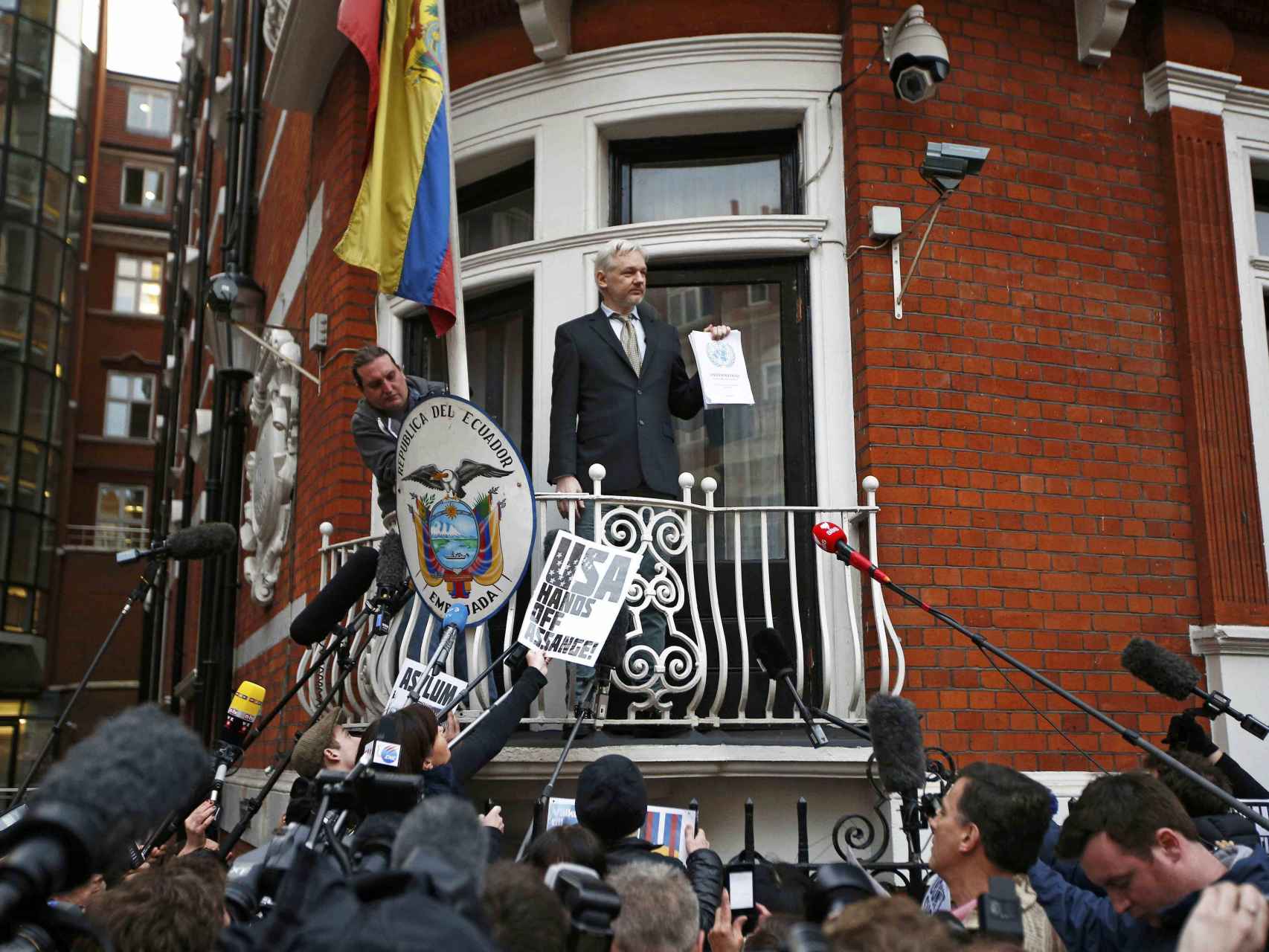 Assange, en el balcón de la embajada ecuatoriana.