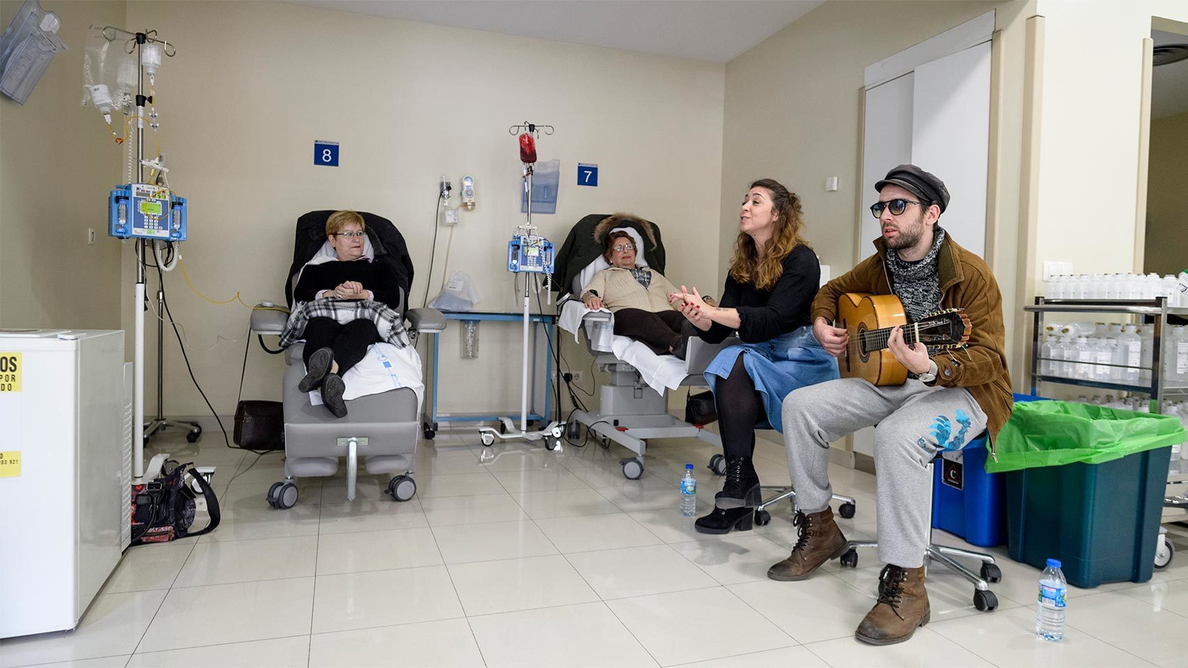 El flamenco corre por las venas de músicos y pacientes.
