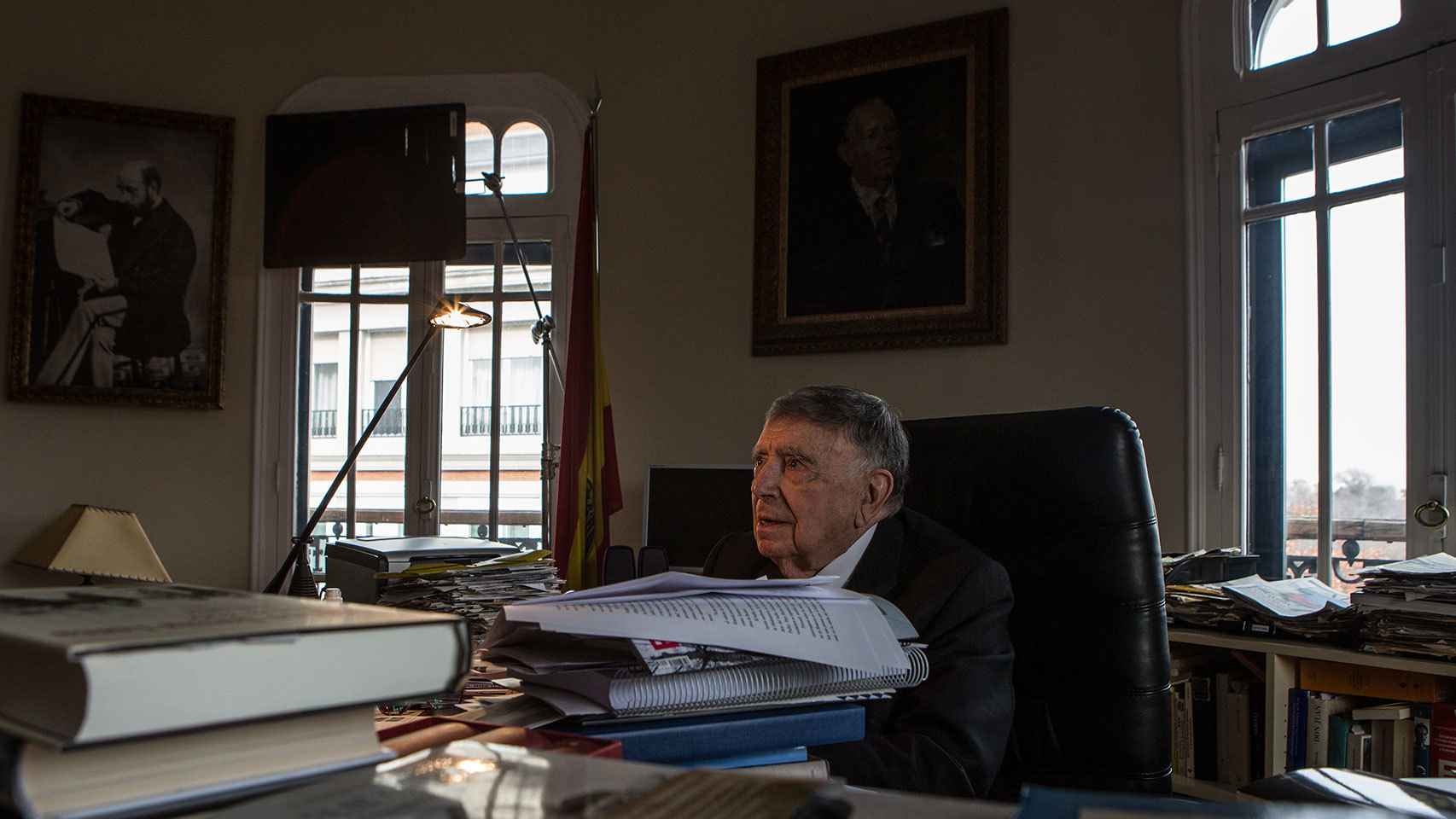 Anson, rodeado de papeles, en su despacho de El Imparcial.