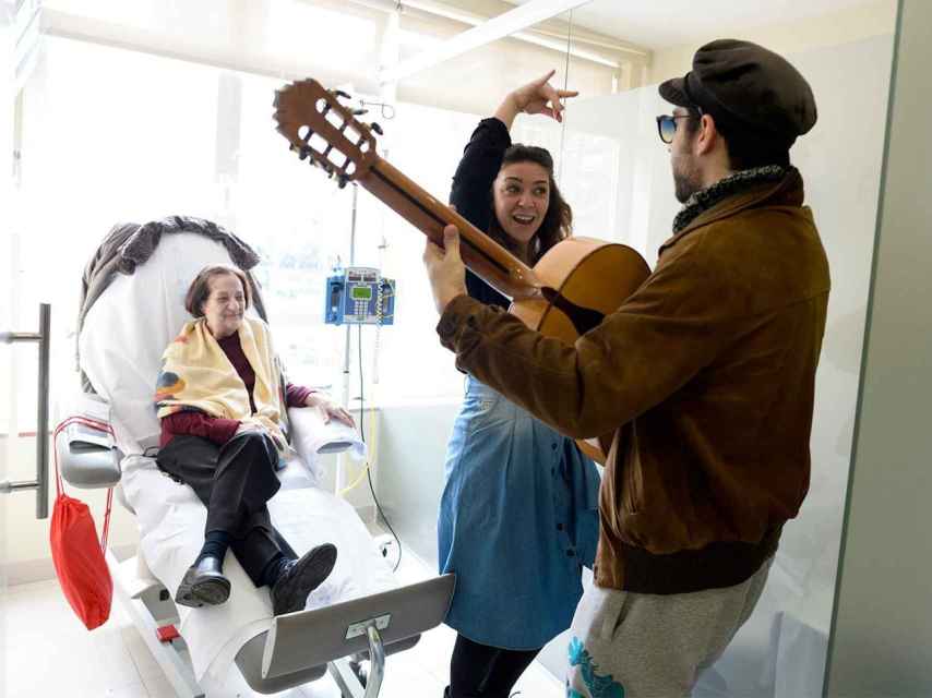 Guitarras, voces y palmas, todo vale para alegrar los hospitales.