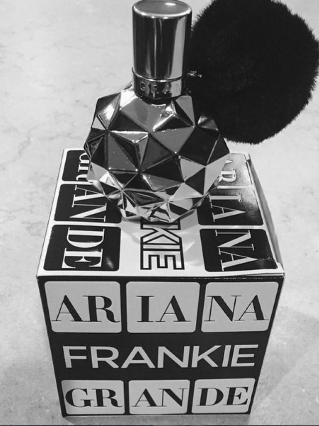 Ariana Grande lanza nuevo perfume unisex