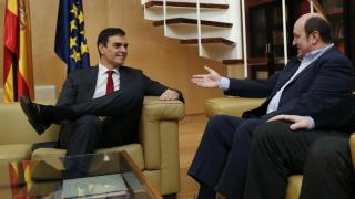 El secretario general del PSOE, Pedro Sánchez (i),y el presidente del PNV, Andoni Ortuzar (d).