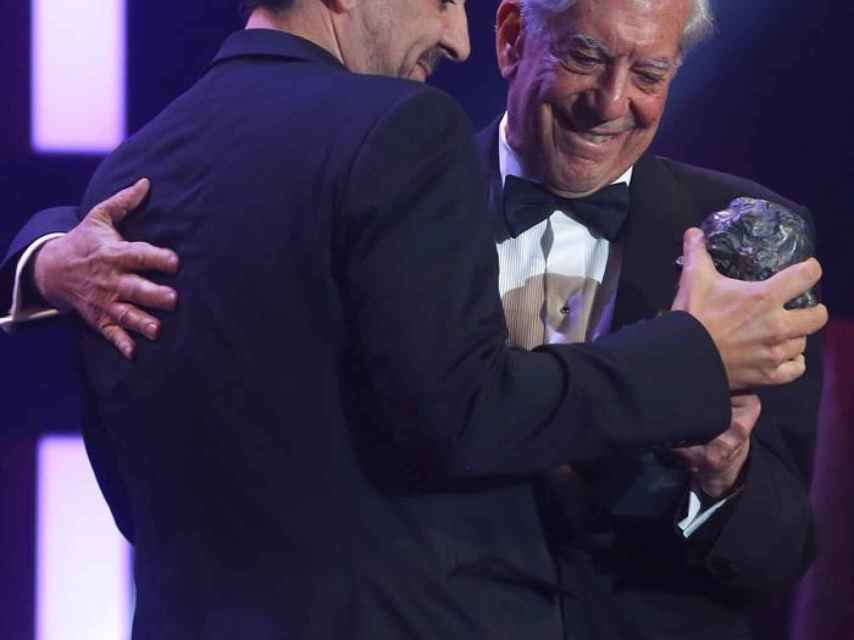 Mario Vargas Llosa entregando el premio a Cesc Gay en los Goya.