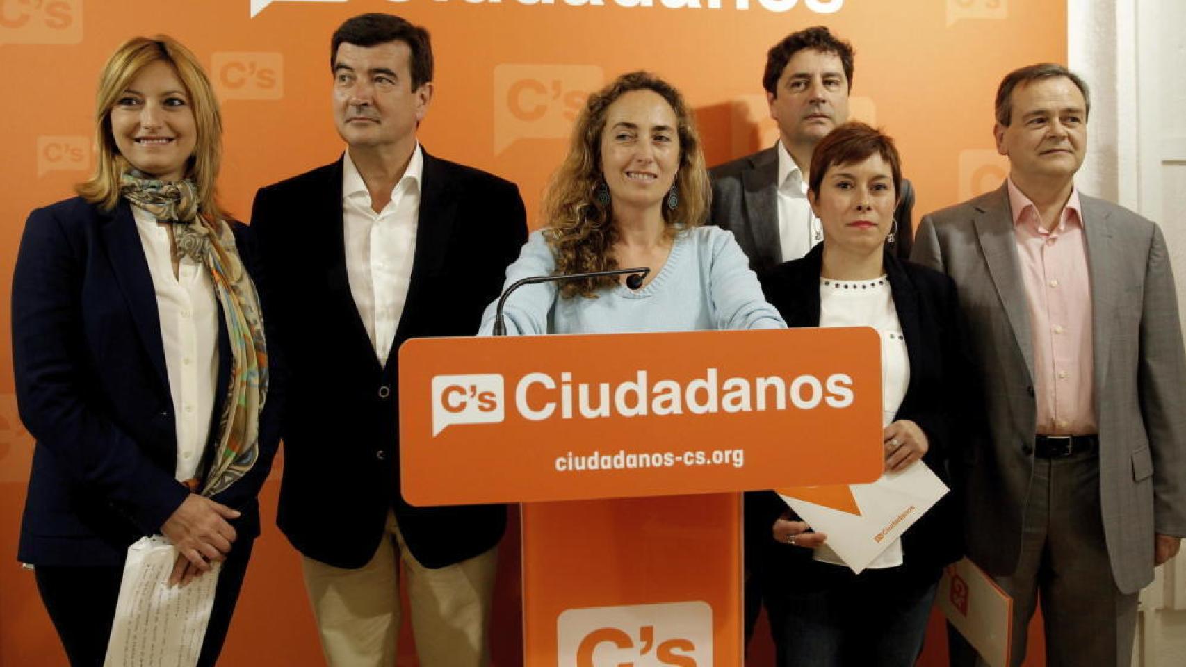 Emigdio Tormo (2d) junto a Carolina Punset (centro).