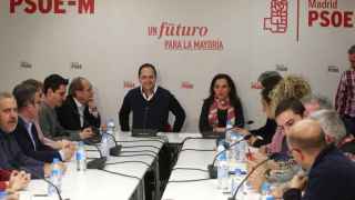 César Luena, y la secretaria de general del PSOE-M, Sara Hernández, en un encuentro con alcaldes socialistas.