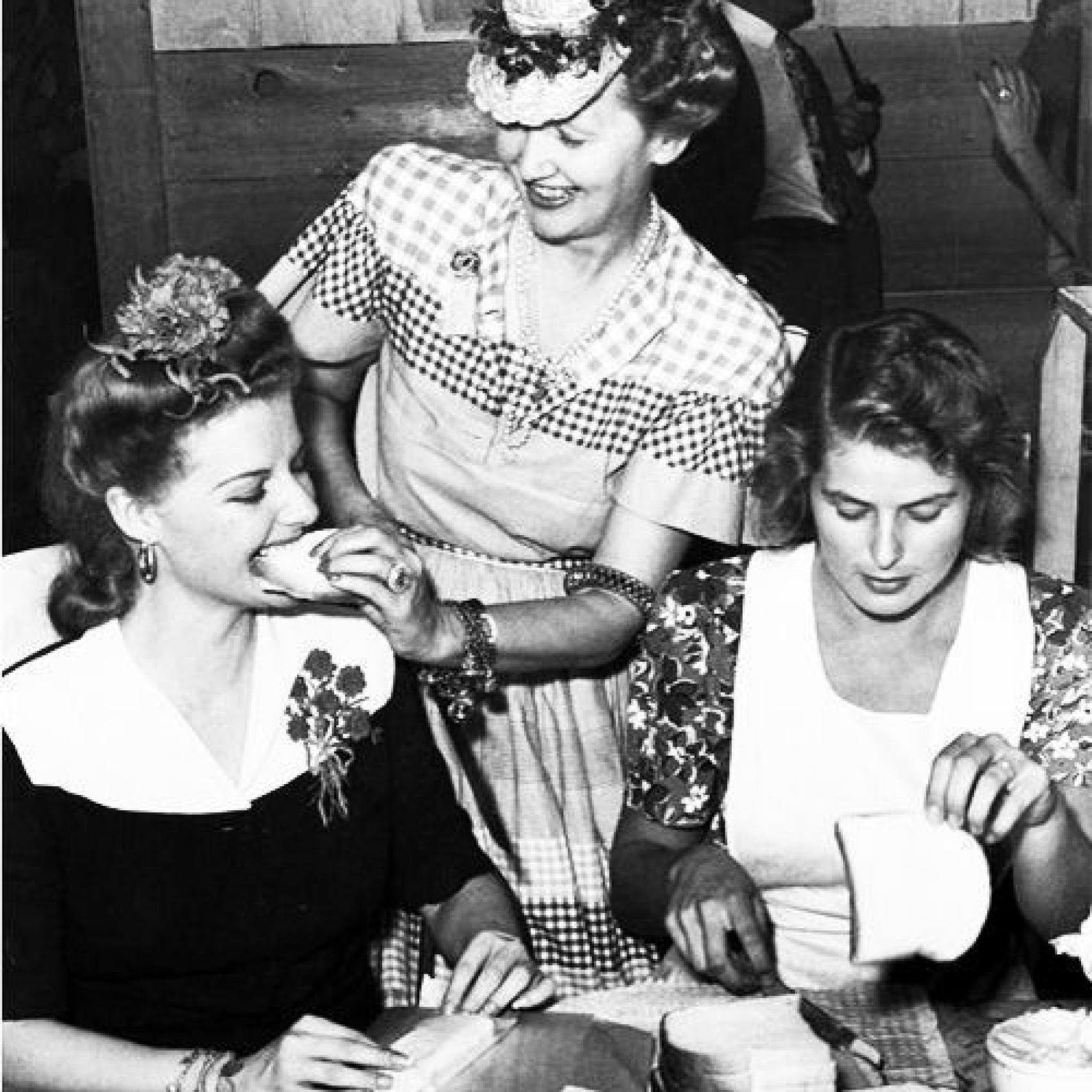 Hedda Hooper da de comer a Ingrid Bergman y Ann Sheridan