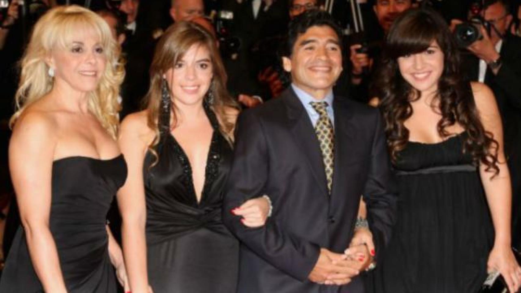 Diego junto a su ex Claudia Villafañe y sus hijas en el 93