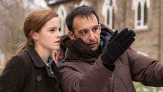 Amenábar da órdenes a Emma Watson durante el rodaje