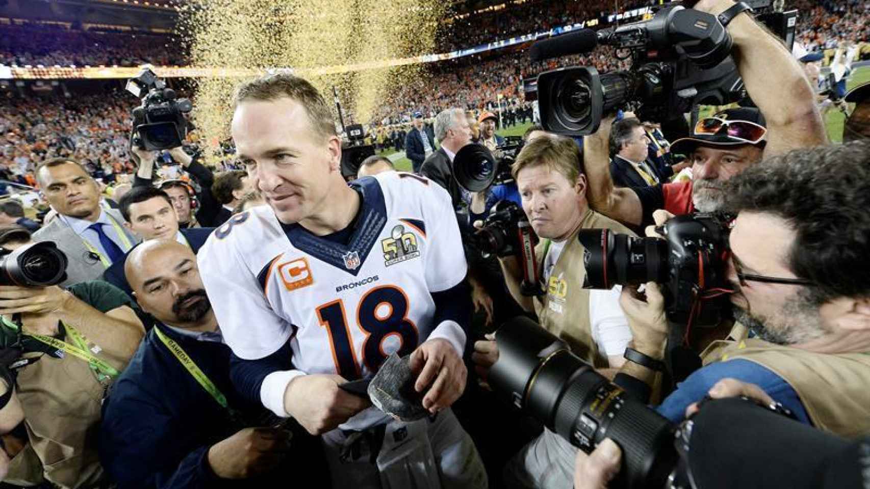 El quarterback d elos Broncos de Denver, Peyton Manning, celebra la victoria al final del partido.