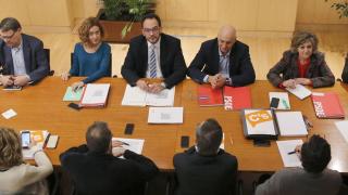 Grupos negociadores de PSOE y Ciudadanos, este lunes en el Congreso.