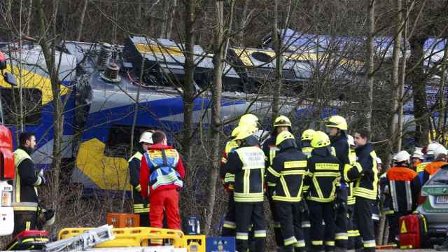 Un choque frontal de trenes de pasajeros deja al menos cuatro fallecidos.