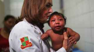 Una infectóloga con un niño afectado, en Recife (Brasil).