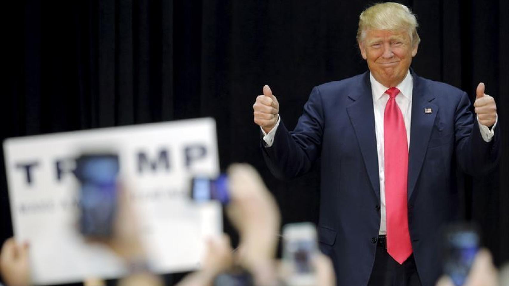 Donald Trump saluda a sus simpatizantes.