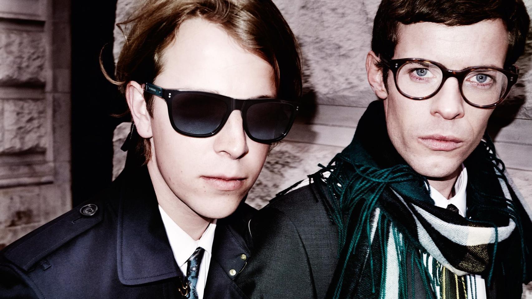 Tom Odell Y Harry Treadaway fotografiados por Mario Testino para Burberry