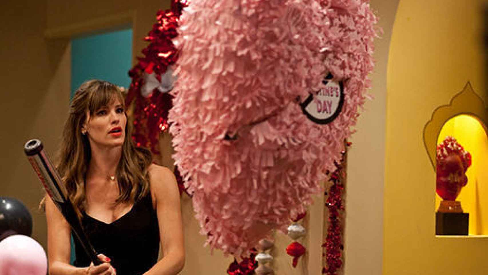 Jennifer Garner revienta la piñata de corazón en Historias de San Valentín