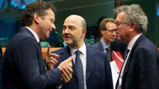 El presidente del Eurogrupo, Jeroen Dijsselbloem, conversa con el comisario Pierre Moscovici