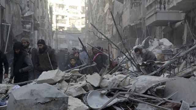 Habitantes de Alepo inspeccionan los efectos de los bombardeos.