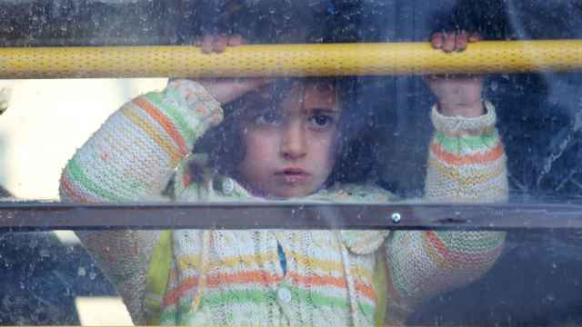 Una niña de Alepo huye en un autobús hacia Turquía.