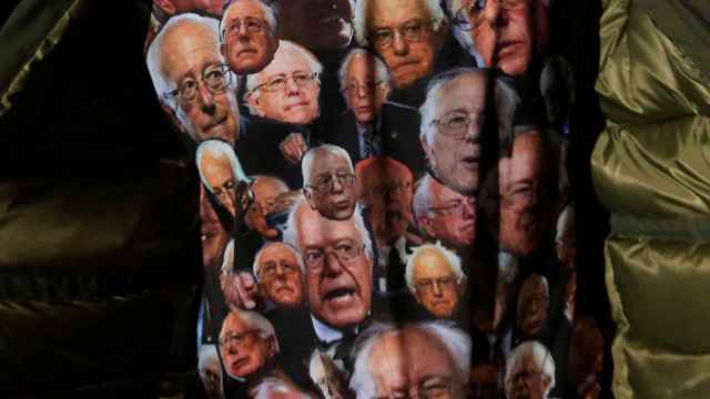 Un joven muestra una camiseta con las caras de Sanders