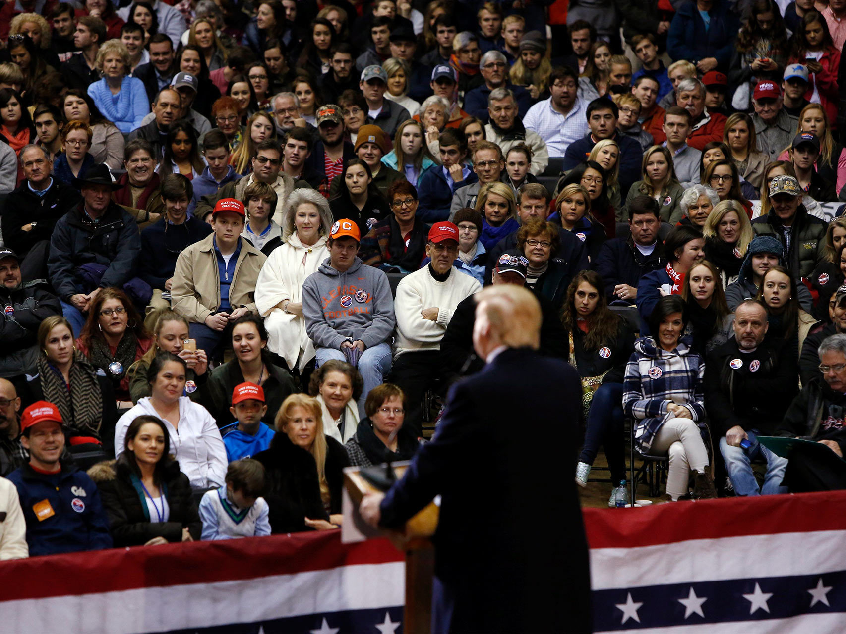 Trump se dirige a sus seguidores en una universidad de Carolina del Sur.