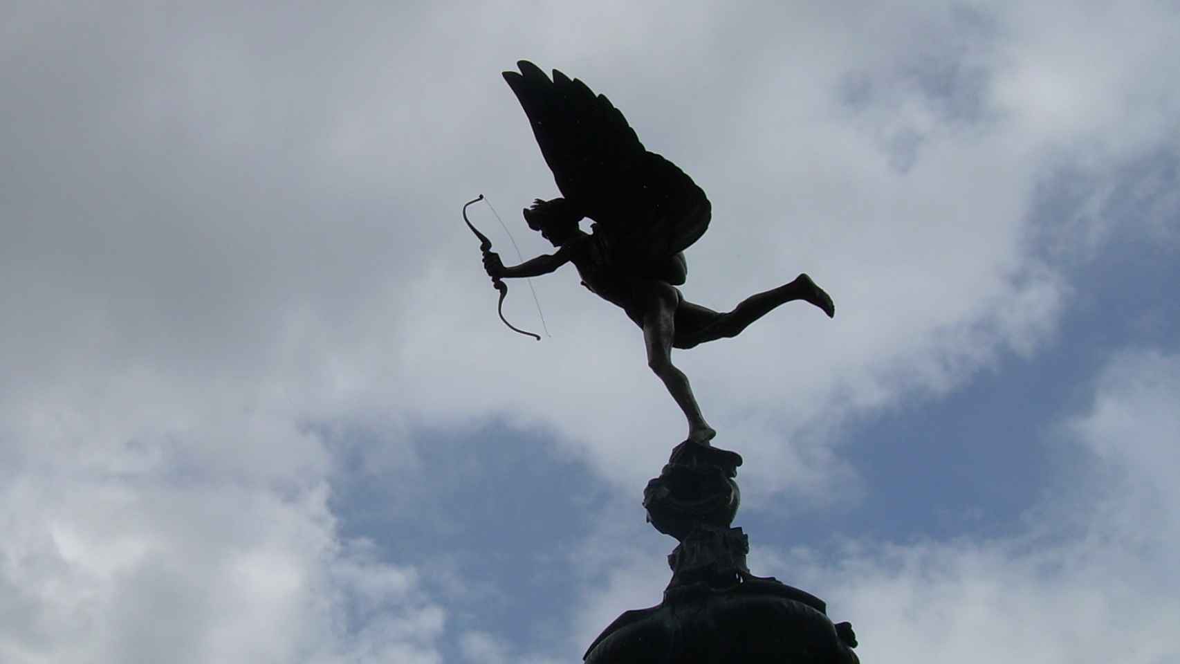 Escultura de Cupido en Picadilly Circus (Londres).