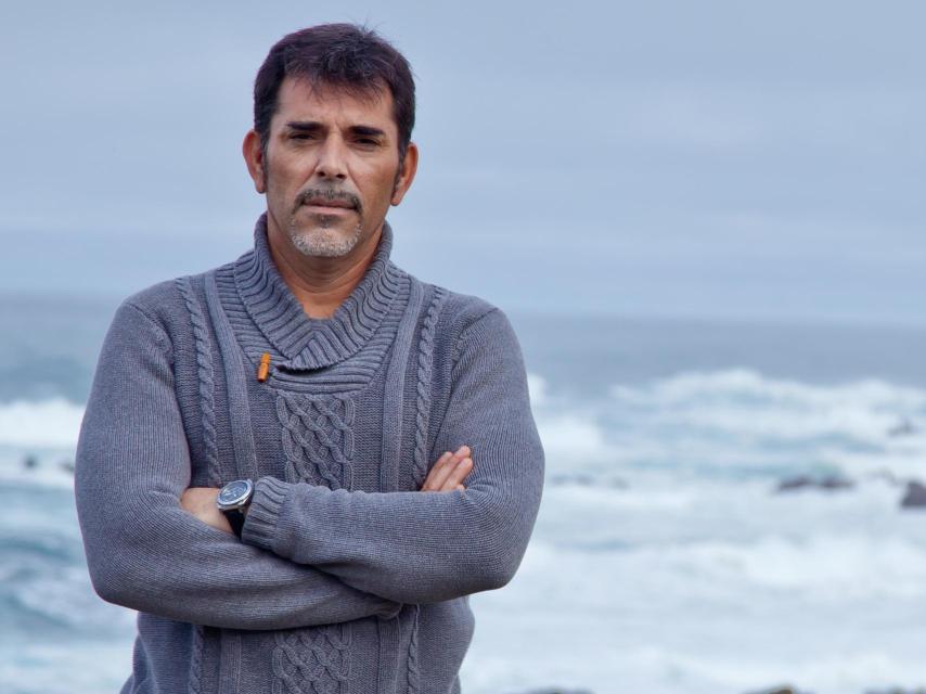 El autor Víctor del Árbol en Costa da Morte, lugar en el que se desarrolla su novela