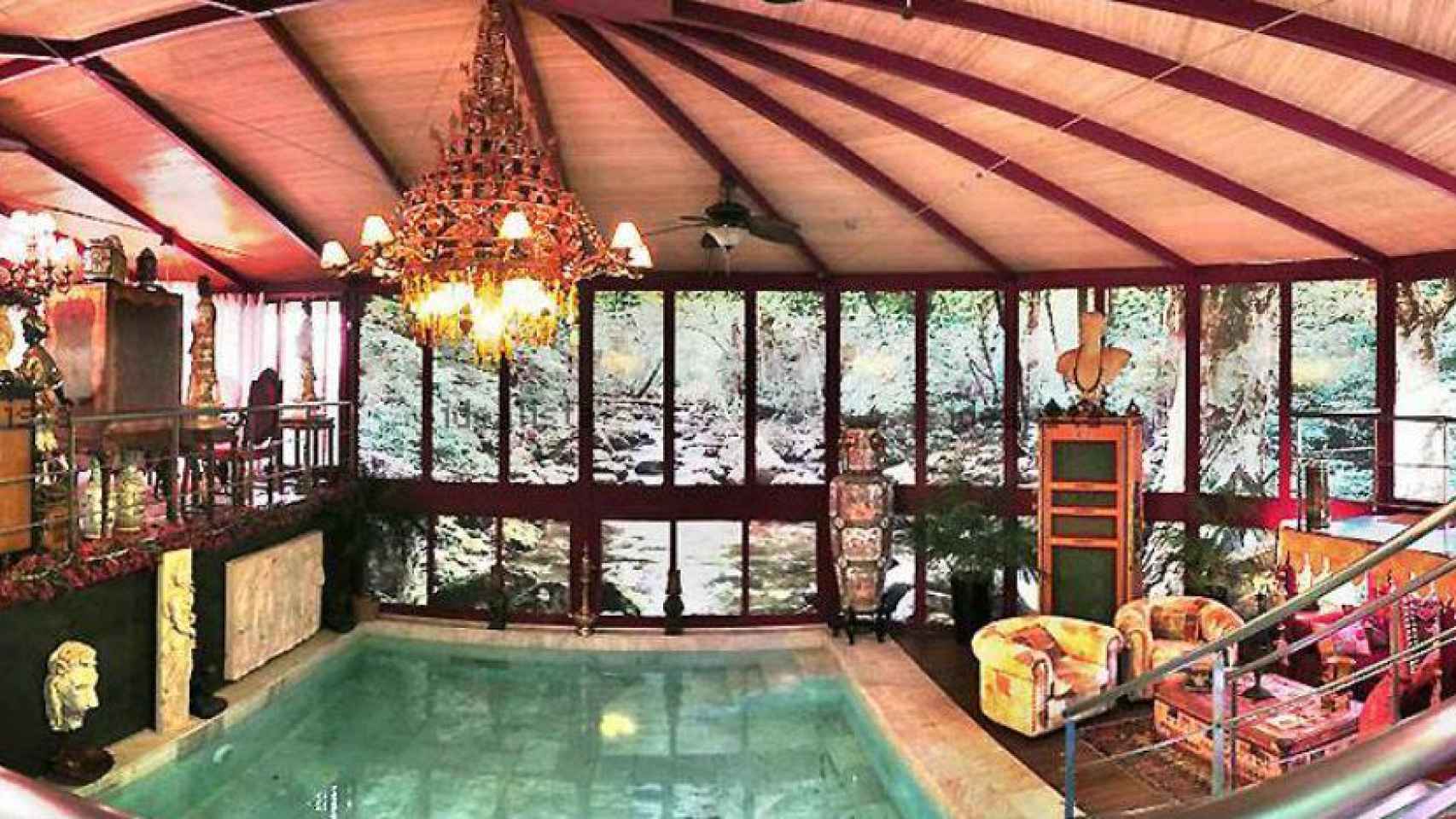 La casa cuenta con una piscina climatizada