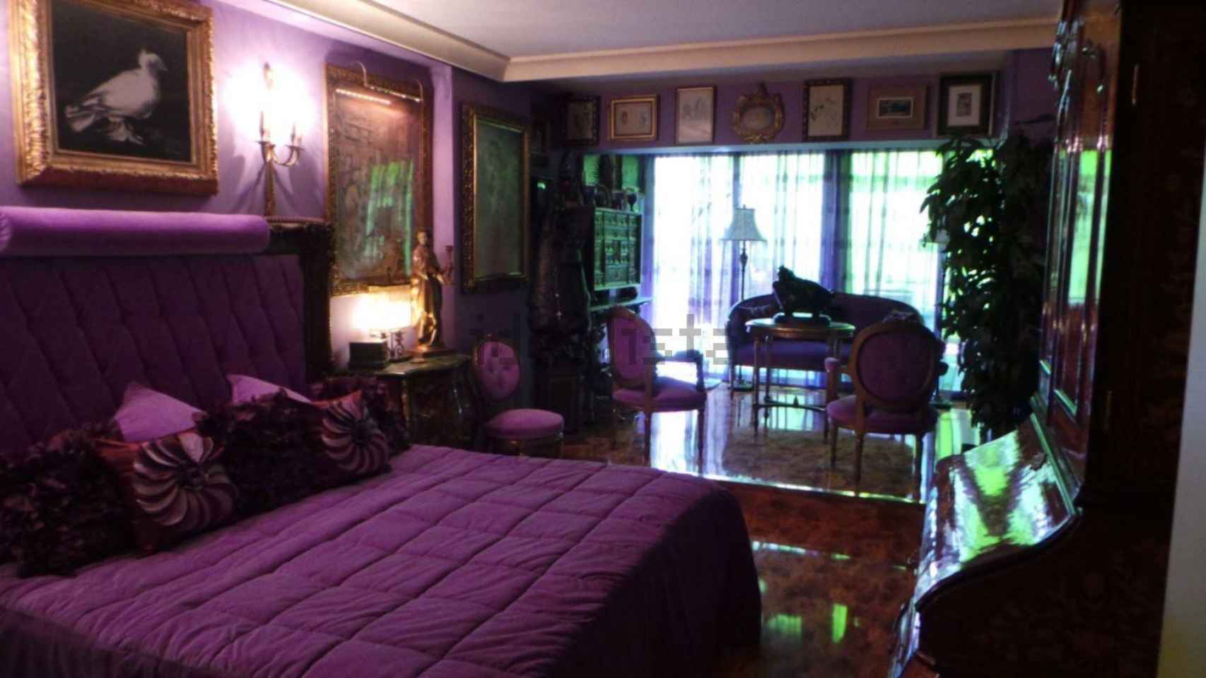 Uno de los dormitorios de la casa decorado en tonos violeta