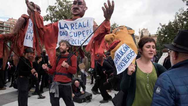 Manifestantes el sábado en Granada por la absolución de los titiriteros.
