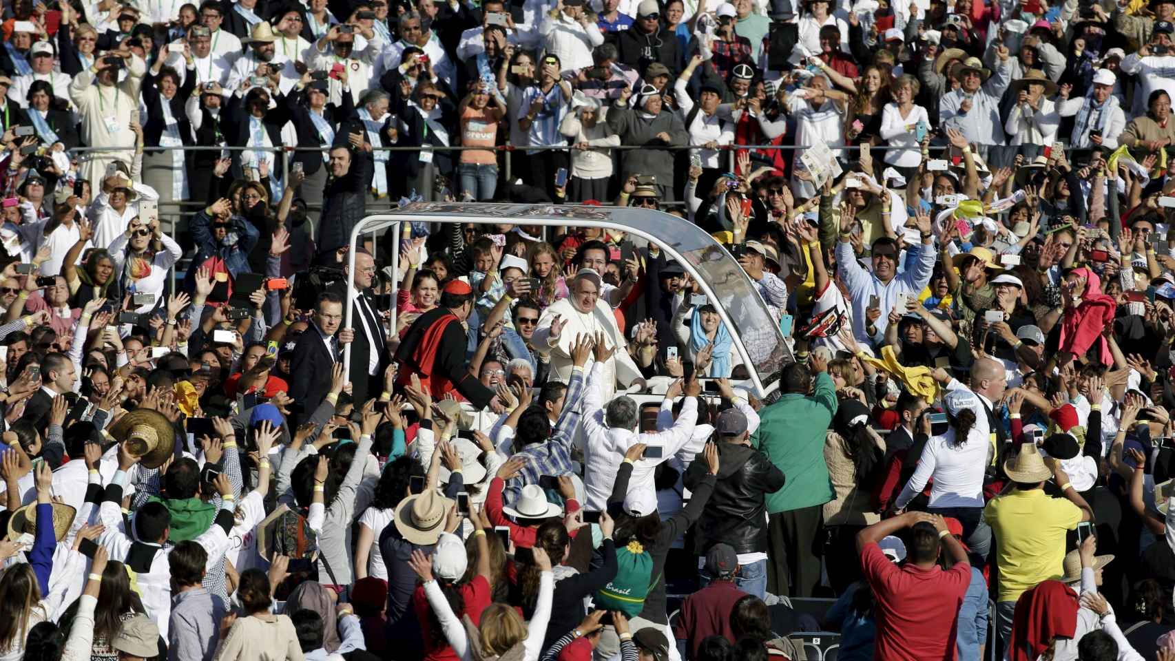 Una multitud recibe al Papa a su llegada a la Basílica de Guadalupe.