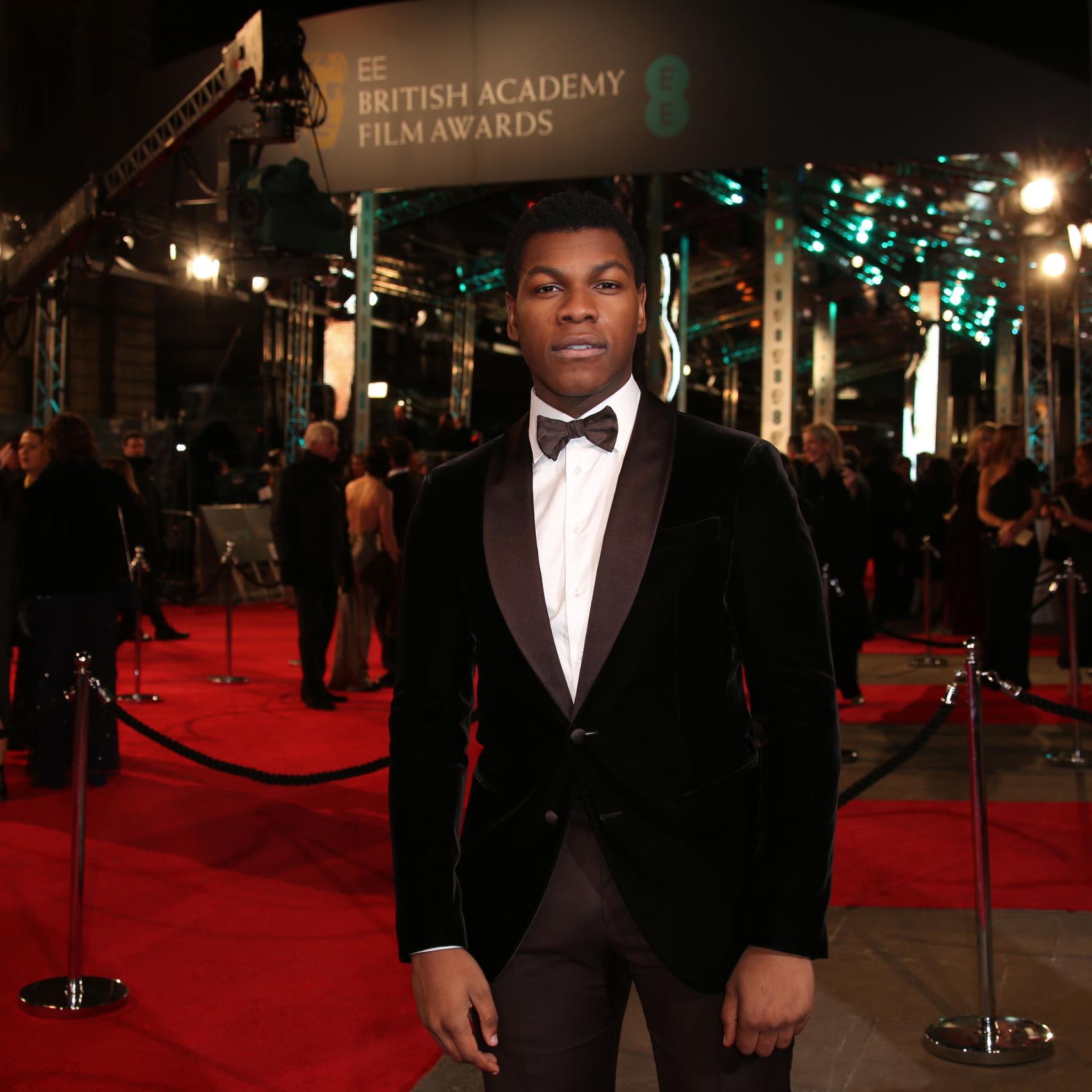 John Boyega en la alfombra roja de los premios Bafta 2016