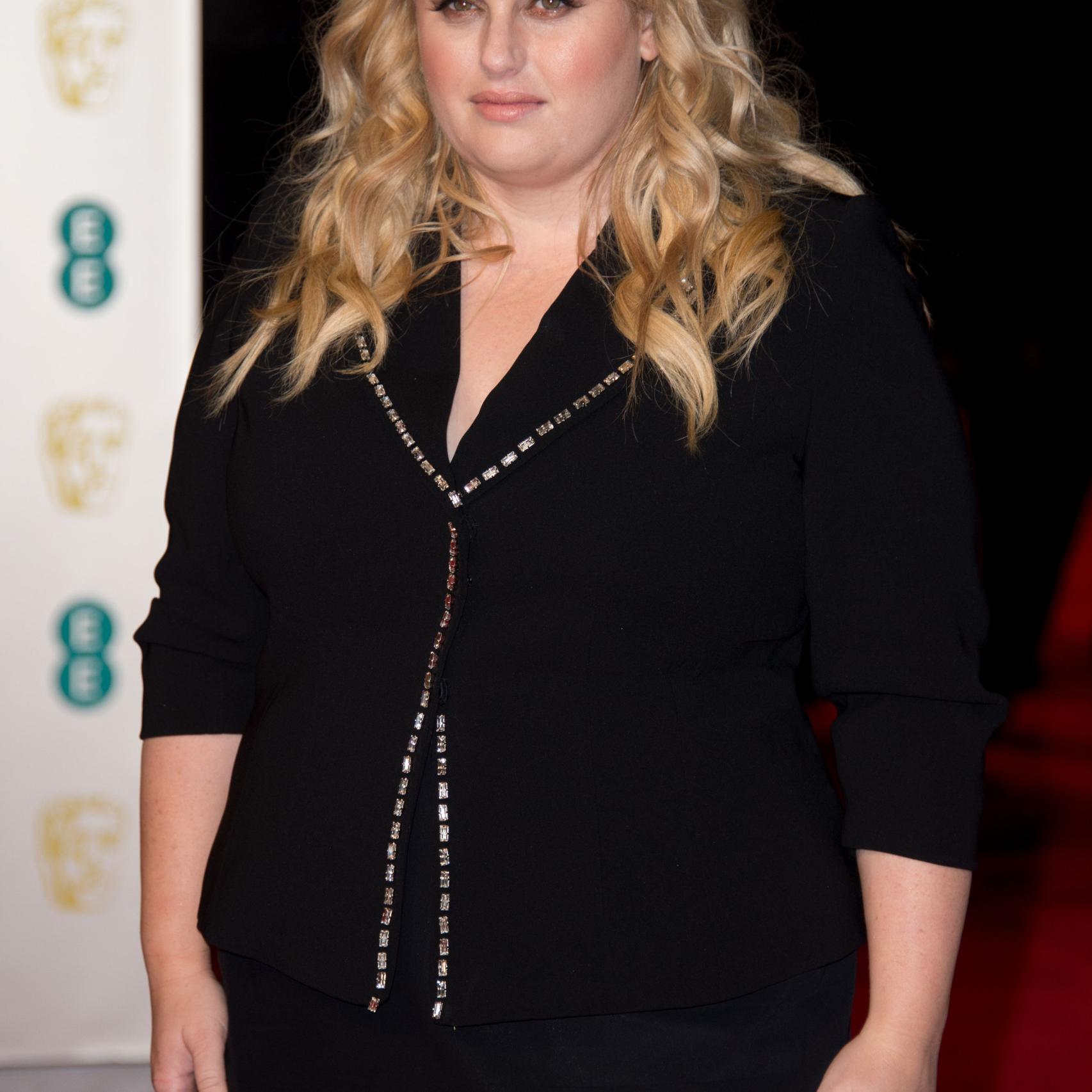 Rebel Wilson en la alfombra roja de los premios Bafta