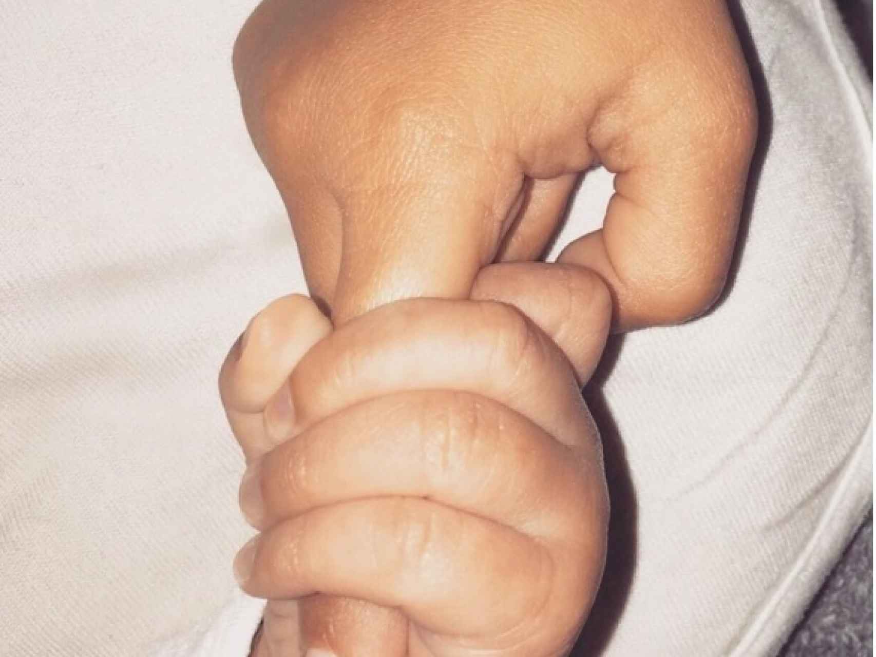 Kim cogiéndole el dedo a su hijo Saint. De momento, es la única imagen que hay del pequeño