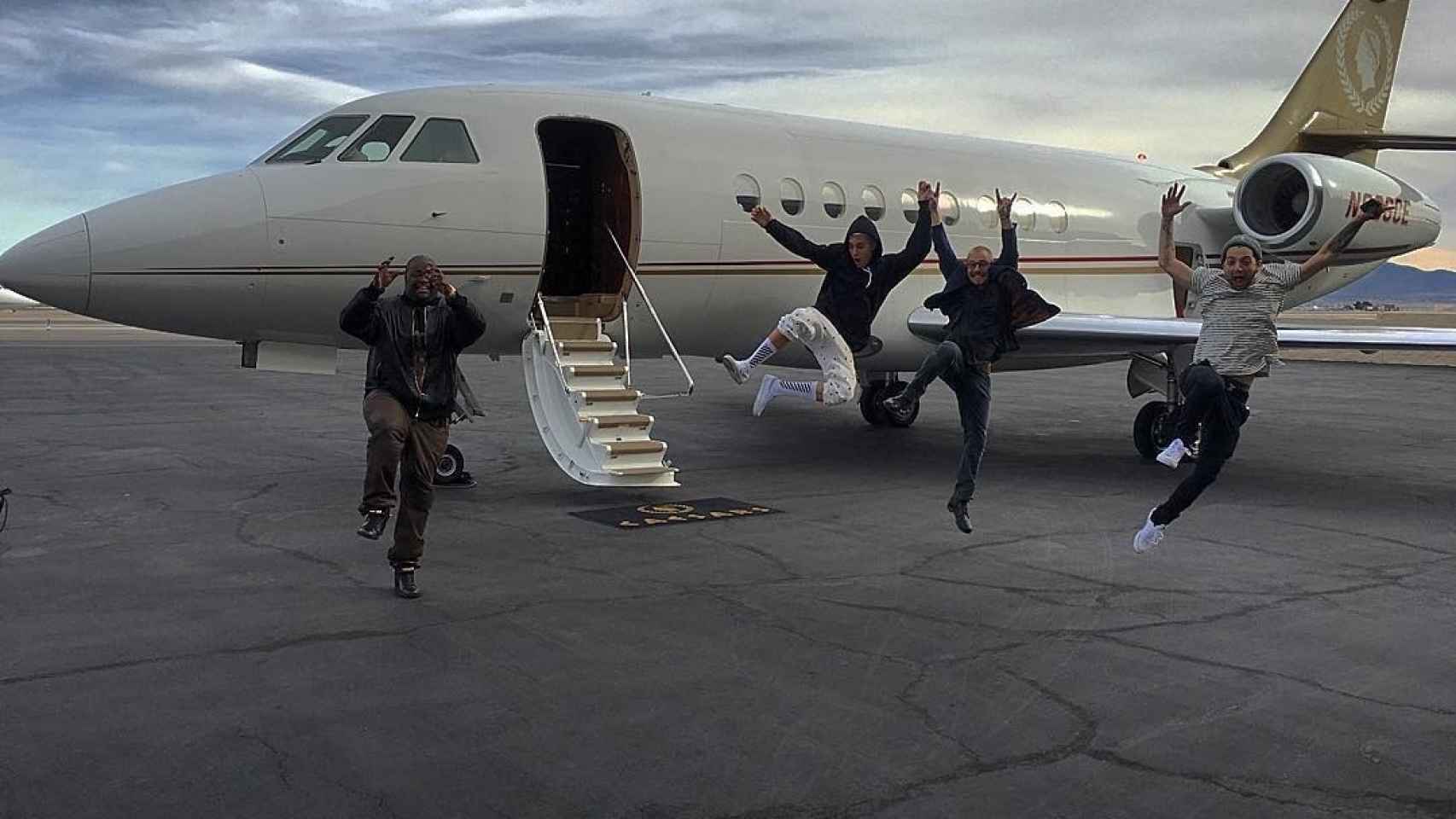 Justin Bieber (de blanco) en su jet privado con amigos