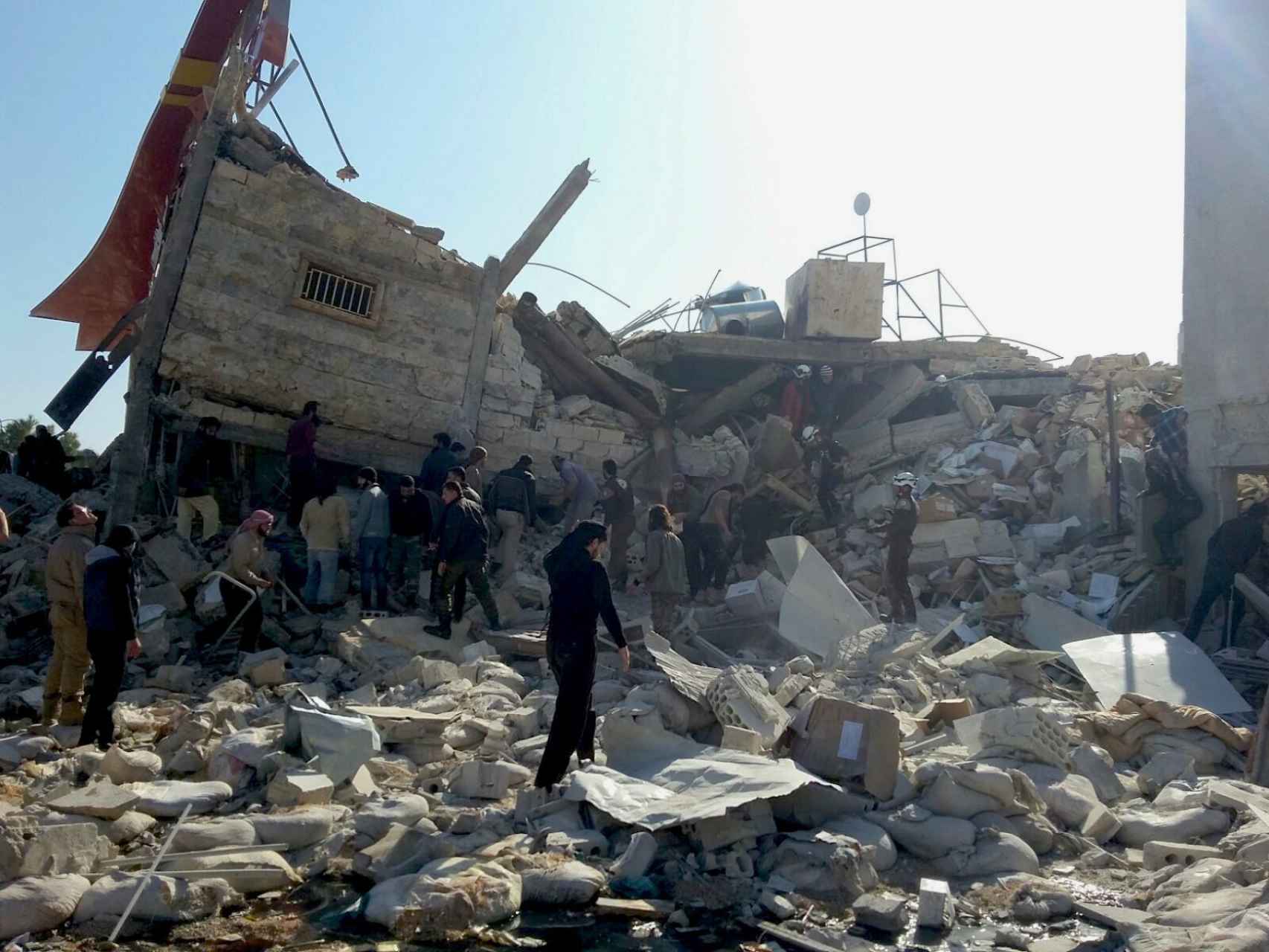 Hospital Ma'arat al Numan destruido por cuatro misiles en Idlib, Siria.