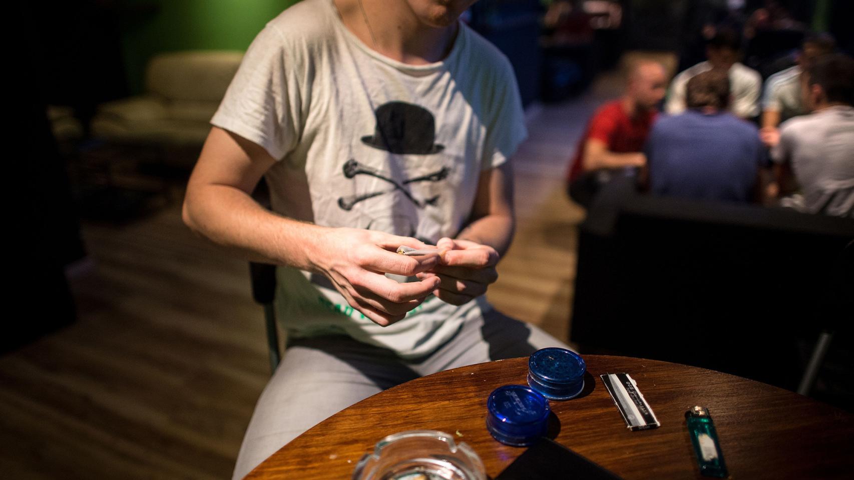 Un joven consume cannabis.